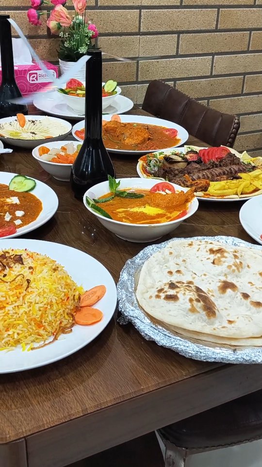الطاولة وجدار النباتات داخل مطعم فود ستيشن